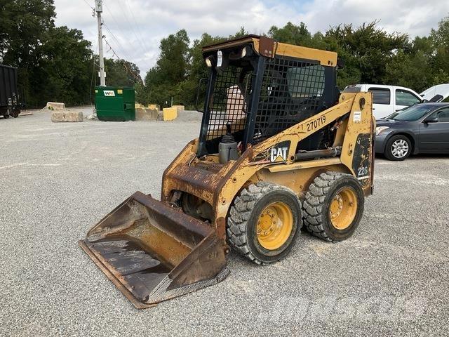 CAT 226 Lietoti riteņu kompaktiekrāvēji