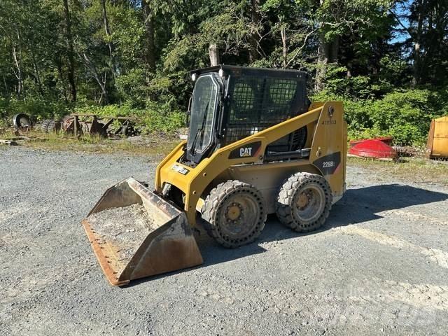 CAT 226B3 Lietoti riteņu kompaktiekrāvēji