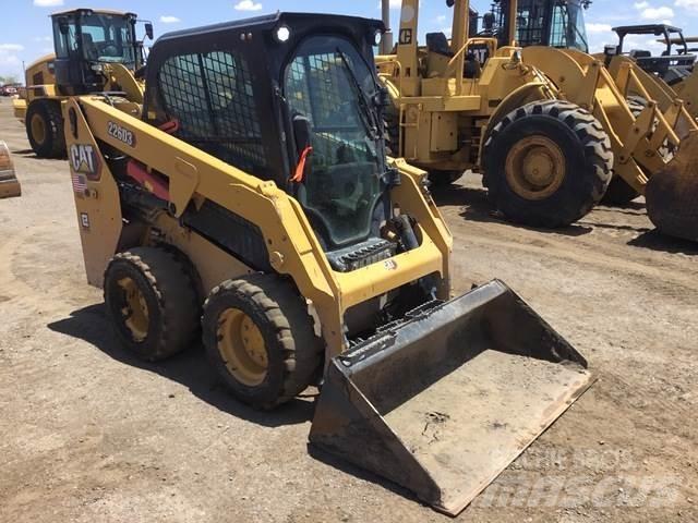 CAT 226D3 Lietoti riteņu kompaktiekrāvēji