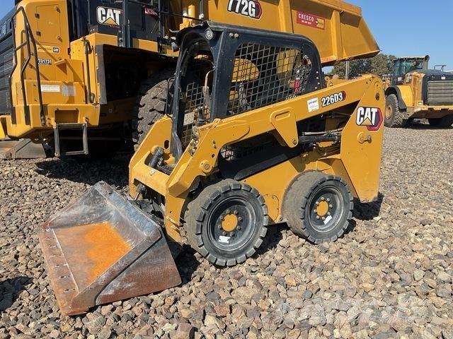 CAT 226D3 Lietoti riteņu kompaktiekrāvēji