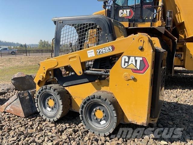 CAT 226D3 Lietoti riteņu kompaktiekrāvēji