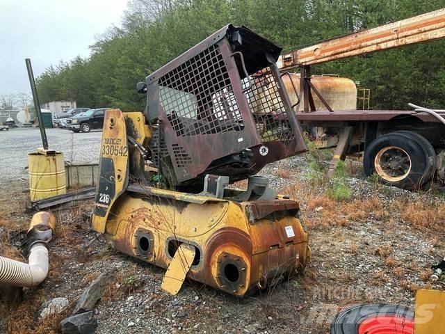 CAT 236 Lietoti riteņu kompaktiekrāvēji