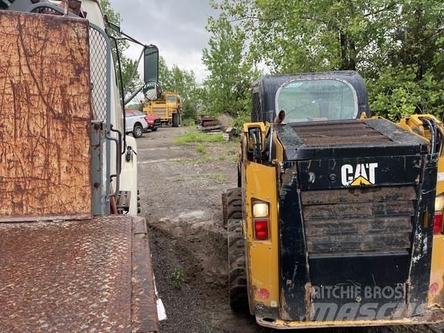 CAT 236D Lietoti riteņu kompaktiekrāvēji