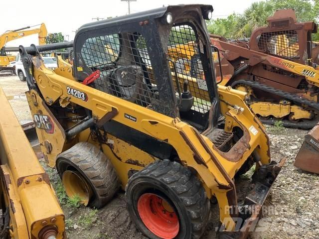 CAT 242D3 Lietoti riteņu kompaktiekrāvēji