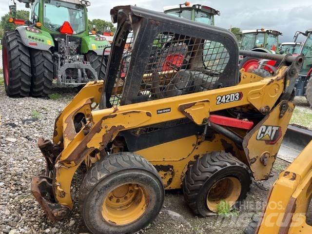 CAT 242D3 Lietoti riteņu kompaktiekrāvēji