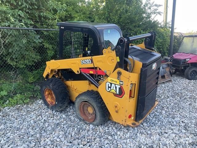CAT 242D3 Lietoti riteņu kompaktiekrāvēji