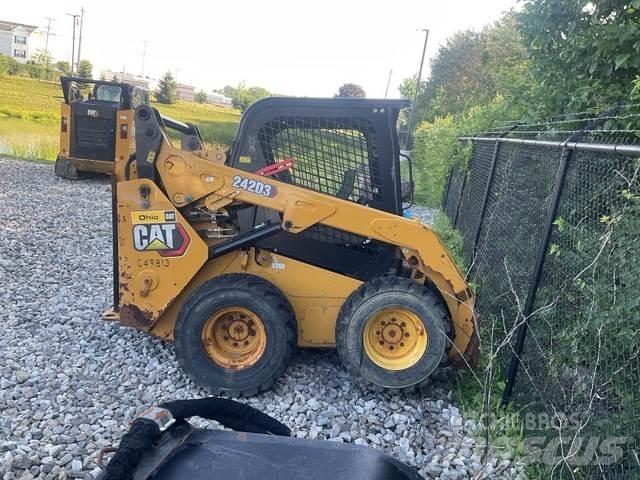CAT 242D3 Lietoti riteņu kompaktiekrāvēji