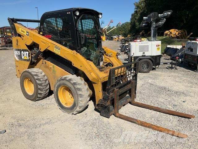 CAT 262D Lietoti riteņu kompaktiekrāvēji