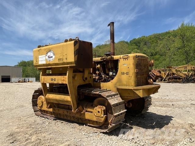 CAT 571G Strēles un kausi