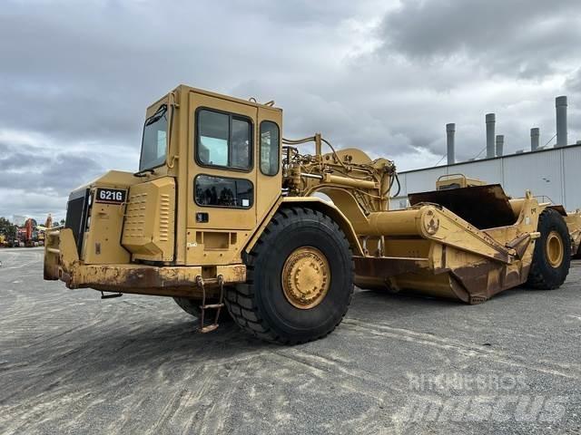 CAT 621G Skrēperi