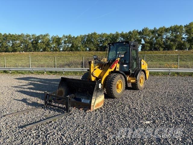 CAT 906 Iekrāvēji uz riteņiem