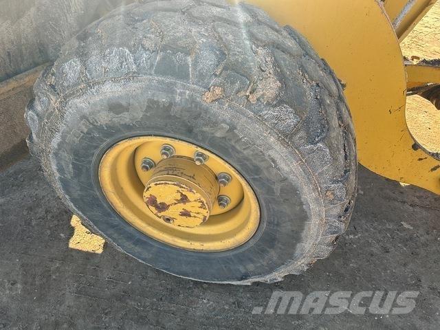 CAT 906H Iekrāvēji uz riteņiem