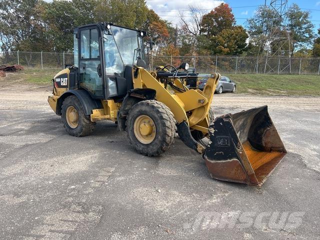 CAT 906M Iekrāvēji uz riteņiem