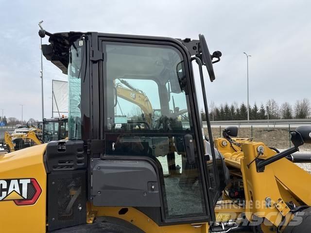 CAT 908 Iekrāvēji uz riteņiem