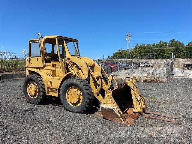 CAT 922 Iekrāvēji uz riteņiem