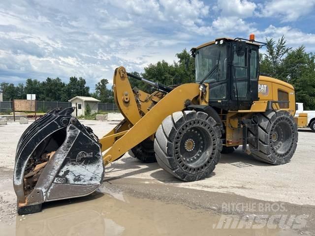 CAT 926 Iekrāvēji uz riteņiem