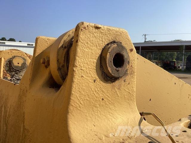 CAT 930 Iekrāvēji uz riteņiem