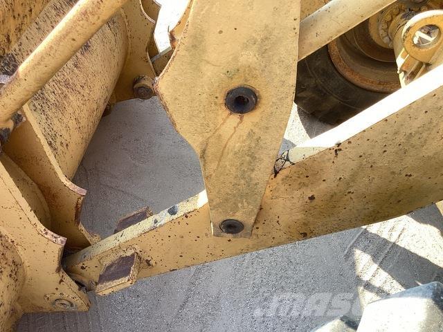 CAT 930 Iekrāvēji uz riteņiem