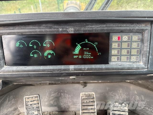 CAT 990 Iekrāvēji uz riteņiem