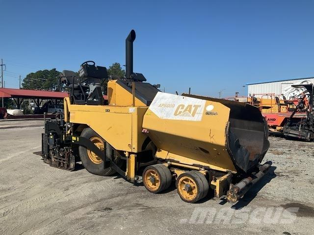 CAT AP-600D Asfalta klājēji