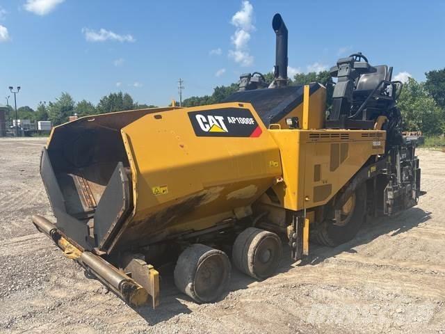 CAT AP1000F Asfalta klājēji