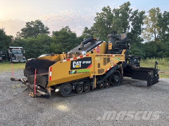 CAT AP1055F Asfalta klājēji