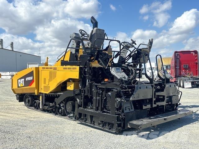 CAT AP1055F Asfalta klājēji