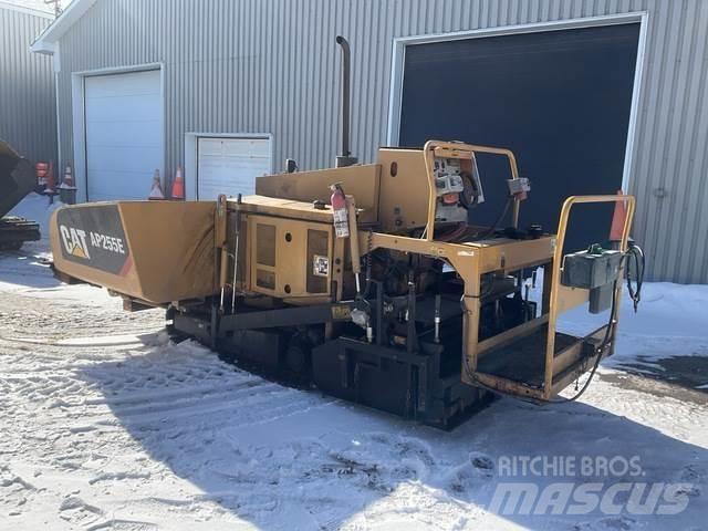 CAT AP255E Asfalta klājēji