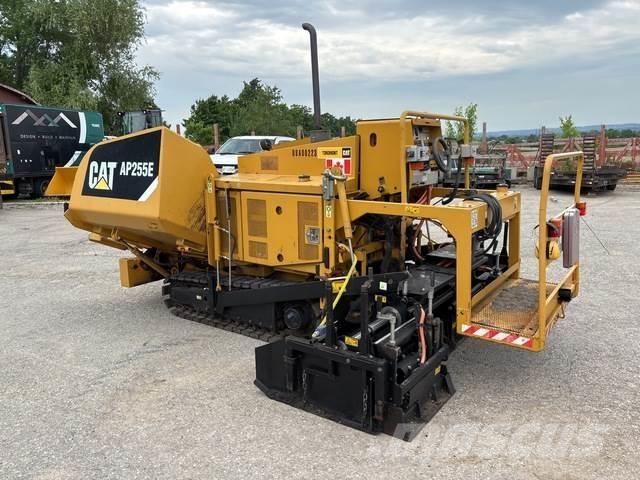 CAT AP255E Asfalta klājēji