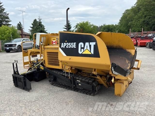 CAT AP255E Asfalta klājēji