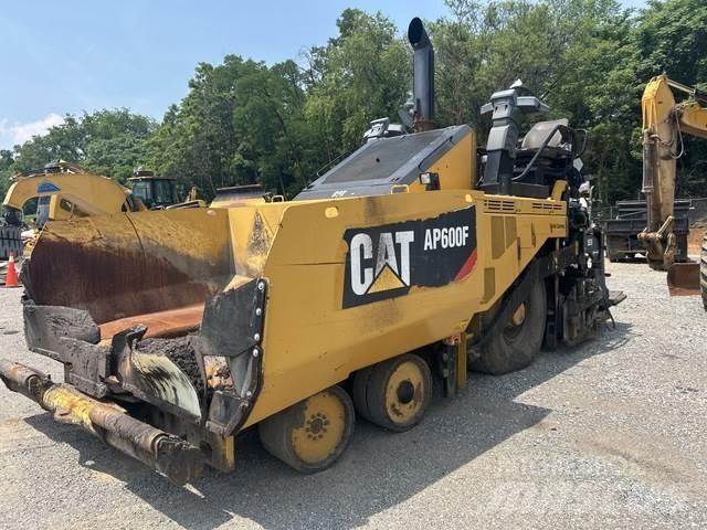 CAT AP600F Asfalta klājēji