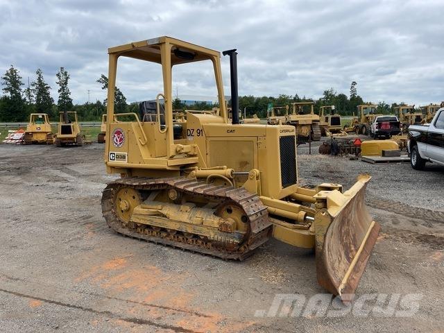 CAT D3B Kāpurķēžu buldozeri
