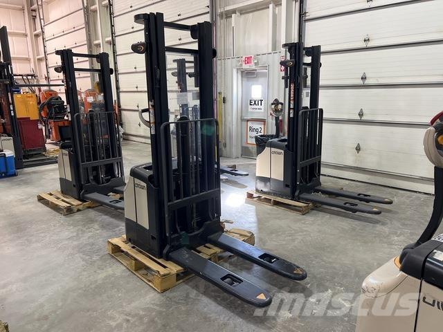 Crown ES 4000 Pašgājēji krautnētāji