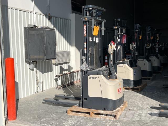 Crown ES 4000 Pašgājēji krautnētāji