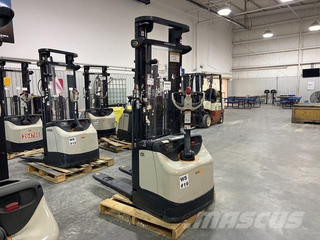 Crown ES 4000 Pašgājēji krautnētāji