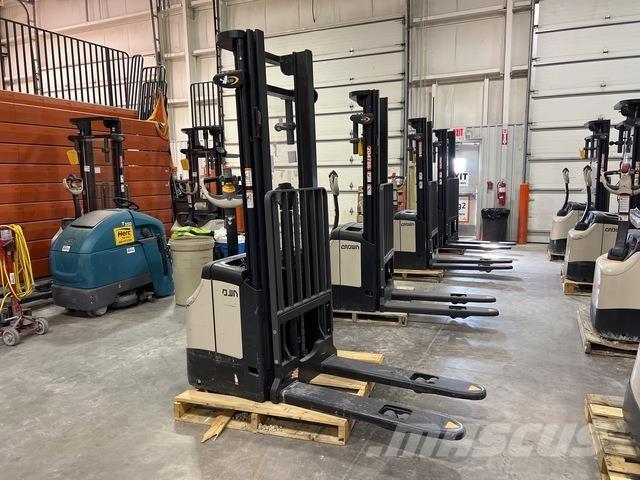 Crown ES 4000 Pašgājēji krautnētāji