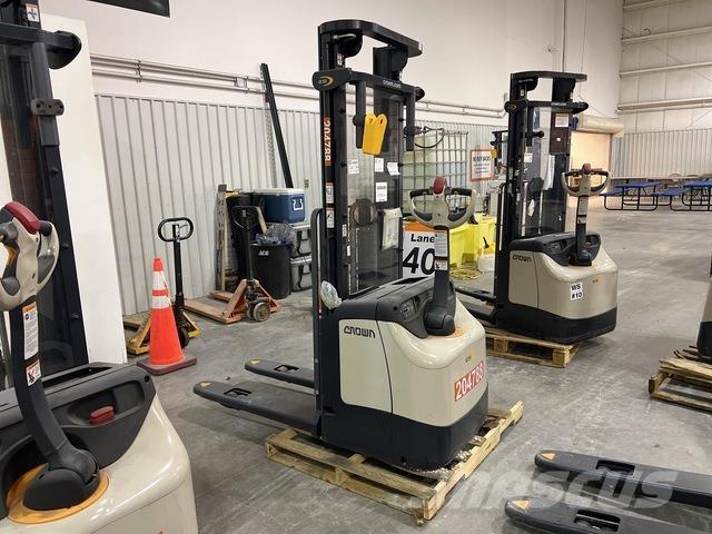 Crown ES 4000 Pašgājēji krautnētāji