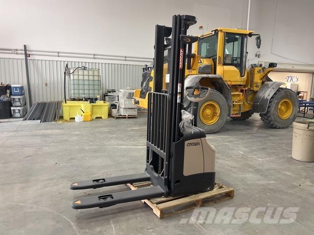 Crown ES 4000 Pašgājēji krautnētāji