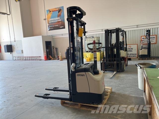 Crown ES 4000 Pašgājēji krautnētāji