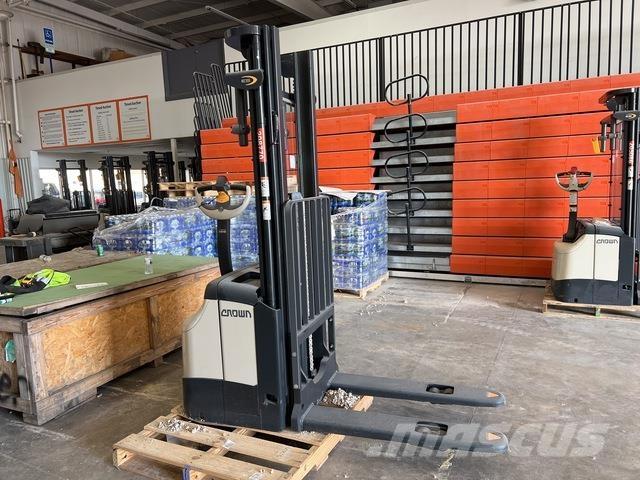 Crown ES 4000 Pašgājēji krautnētāji