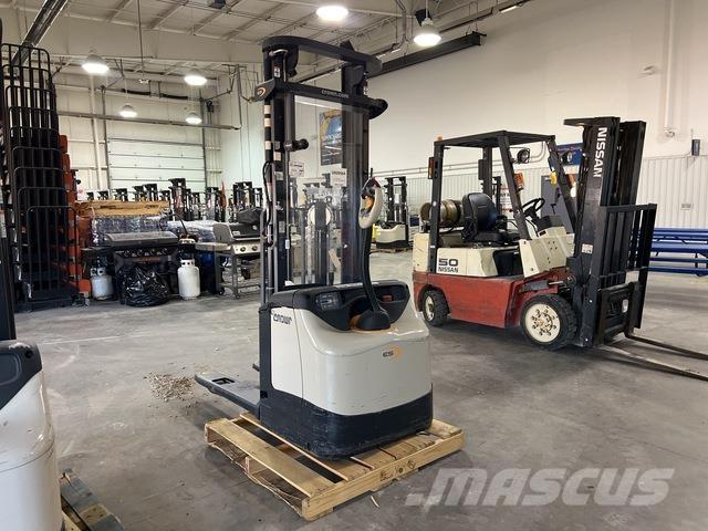 Crown ES 4000 Pašgājēji krautnētāji