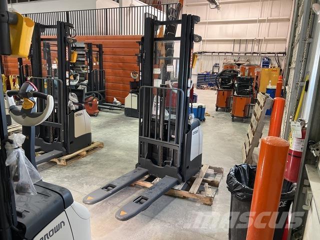 Crown ES 4000 Pašgājēji krautnētāji