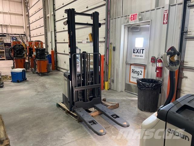 Crown ES 4000 Pašgājēji krautnētāji