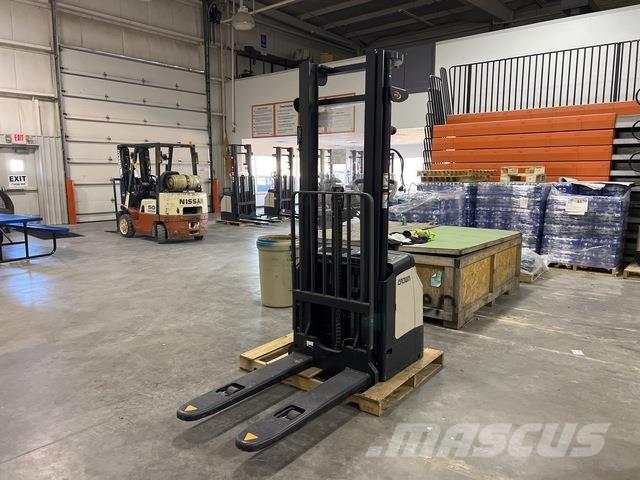 Crown ES 4000 Pašgājēji krautnētāji