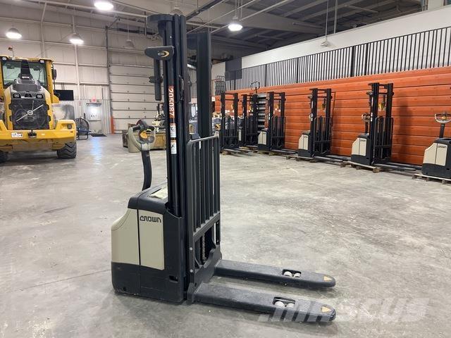 Crown ES 4000 Pašgājēji krautnētāji