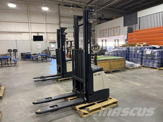 Crown ES 4000 Pašgājēji krautnētāji