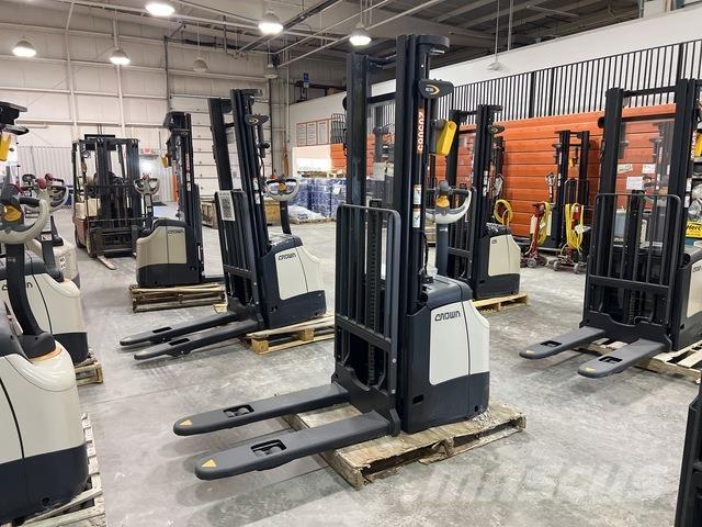 Crown ES 4000 Pašgājēji krautnētāji