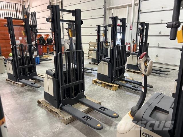 Crown ES 4000 Pašgājēji krautnētāji