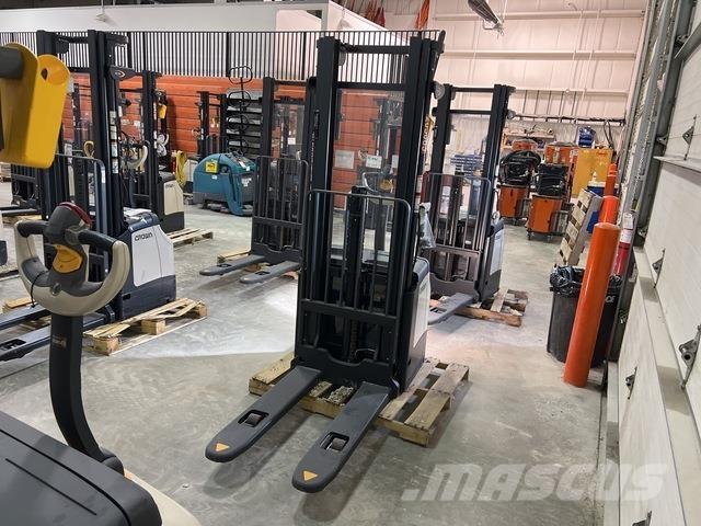 Crown ES 4000 Pašgājēji krautnētāji