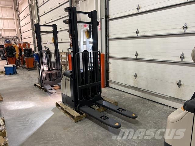 Crown ES 4000 Pašgājēji krautnētāji